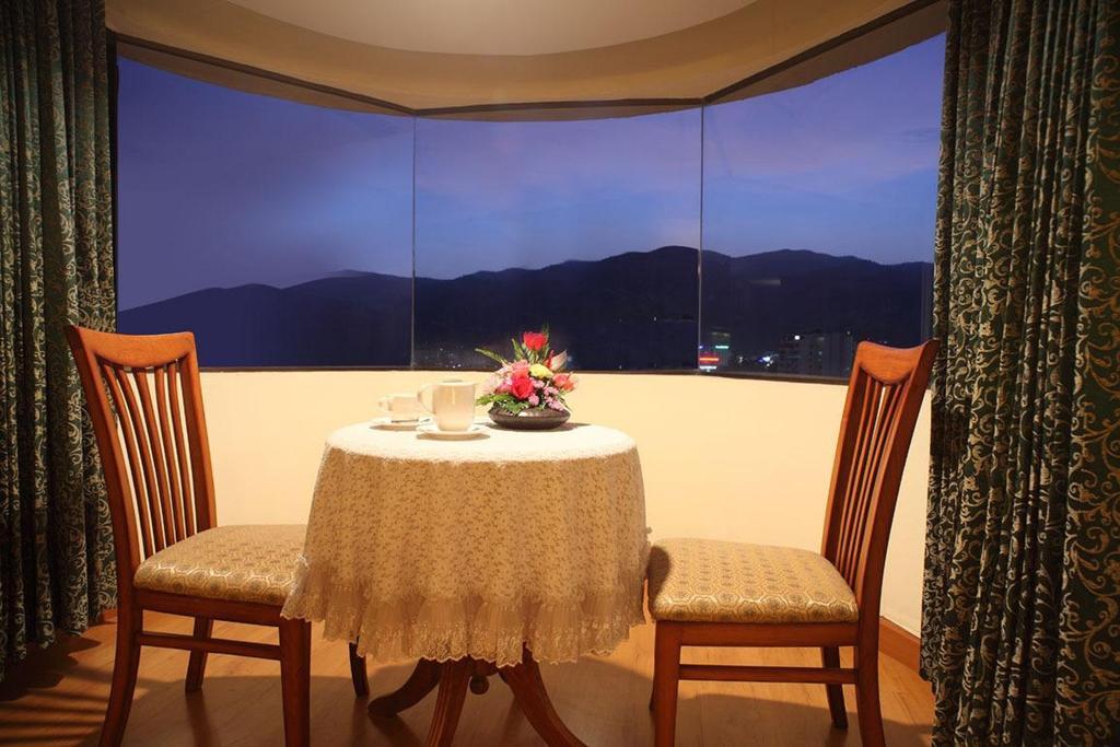 Furama Chiang Mai Hotel Bagian luar foto