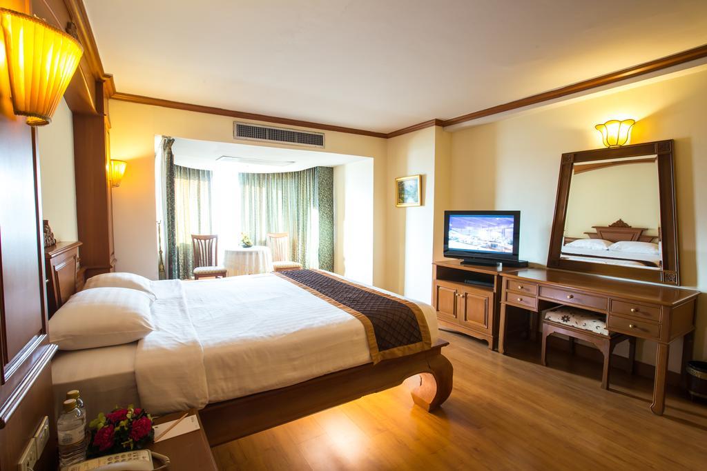 Furama Chiang Mai Hotel Bagian luar foto