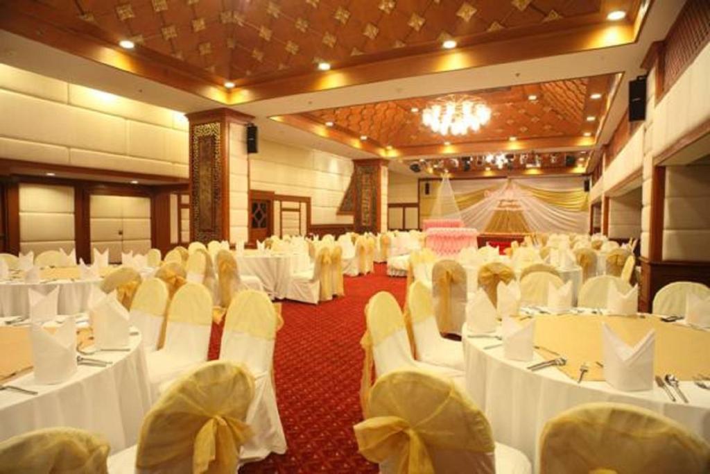 Furama Chiang Mai Hotel Bagian luar foto