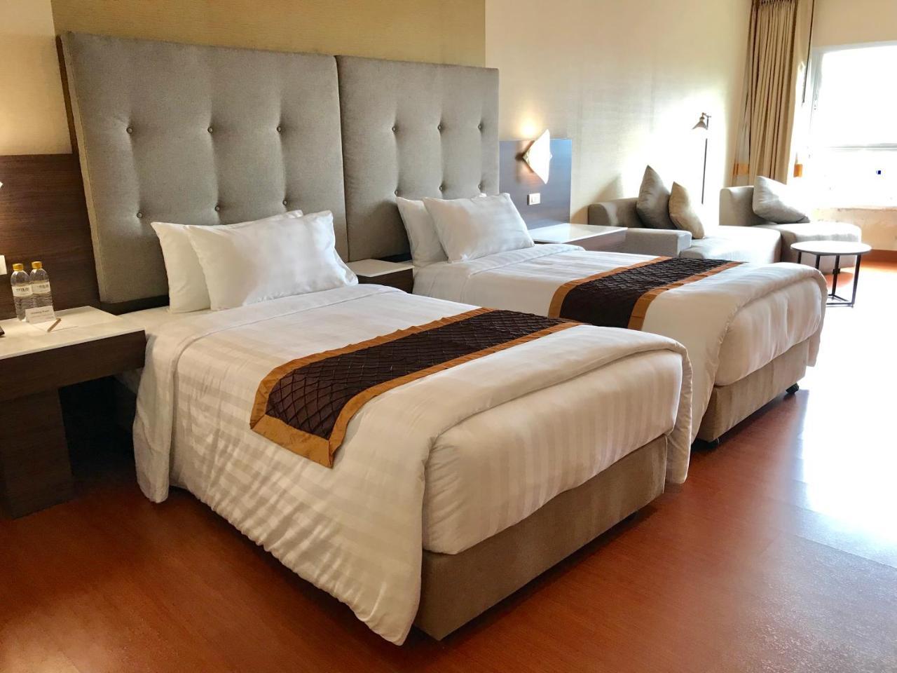 Furama Chiang Mai Hotel Bagian luar foto